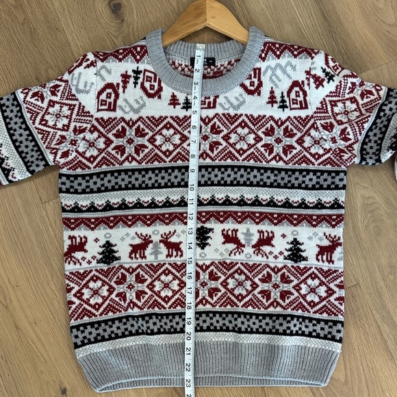 ❤️🖤🤍 Ardene Women’s Red, Black & Gray Festive Patterned Crewneck Sweater
Size S - Picture 5 of 5